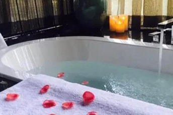 乌鲁木齐水疗池中的失重冥想：当身体学会漂浮